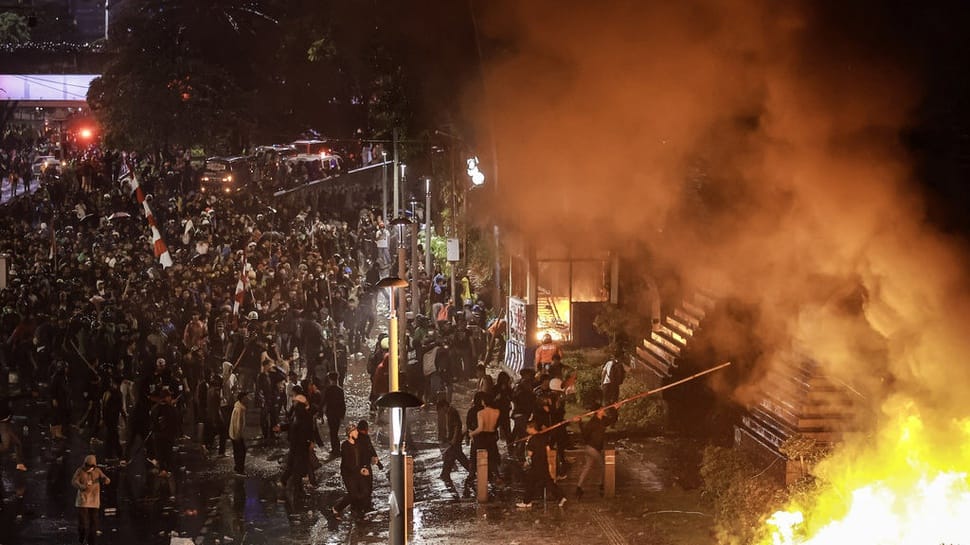Massa berunjuk rasa di depan Polda Metro Jaya, Jakarta, Jumat (29/8/2025). ANTARA FOTO/Dhemas Reviyanto/rwa.