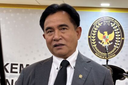 Menteri Koordinator Bidang Hukum, Hak Asasi Manusia, Imigrasi, dan Pemasyarakatan (Menko Kumham Imipas) Yusril Ihza Mahendra di Kantor Kumham Imipas, Jakarta, Selasa (16/9/2025).(KOMPAS.com/HARYANTI PUSPA SARI)