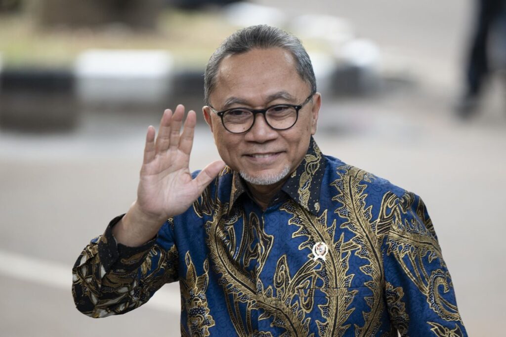 Ketua Umum PAN Zulkifli Hasan melambaikan tangan saat tiba di kediaman Presiden terpilih Prabowo Subianto, Kertanegara, Jakarta Selatan, Senin (14/10/2024). Presiden terpilih Prabowo Subianto memanggil sejumlah tokoh yang diyakini bakal menjadi calon menteri/kepala lembaga negara untuk pemerintahan baru ke depan. ANTARA FOTO/Aprillio Akbar/sgd/agr(Antara Foto / Aprillio Akbar)
