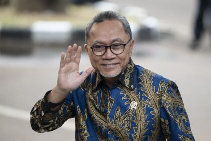 Ketua Umum PAN Zulkifli Hasan melambaikan tangan saat tiba di kediaman Presiden terpilih Prabowo Subianto, Kertanegara, Jakarta Selatan, Senin (14/10/2024). Presiden terpilih Prabowo Subianto memanggil sejumlah tokoh yang diyakini bakal menjadi calon menteri/kepala lembaga negara untuk pemerintahan baru ke depan. ANTARA FOTO/Aprillio Akbar/sgd/agr(Antara Foto / Aprillio Akbar)
