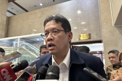 Menteri Keuangan Purbaya Yudhi Sadewa menjawab pertanyaan wartawan dalam wawancara cegat di Kompleks Parlemen, Jakarta, Selasa (30/9/2025). (ANTARA/Imamatul Silfia)