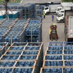 PRODUKSI AIR MINUM KEMASAN GALON Pekerja melakukan bongkar muat air minum dalam kemasan (AMDK) merek AQUA di salah satu agen di Jakarta, Senin (13/5/2024)/JIBI/Bisnis/Himawan L Nugraha.