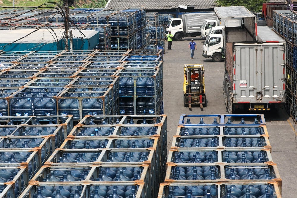 PRODUKSI AIR MINUM KEMASAN GALON Pekerja melakukan bongkar muat air minum dalam kemasan (AMDK) merek AQUA di salah satu agen di Jakarta, Senin (13/5/2024)/JIBI/Bisnis/Himawan L Nugraha.