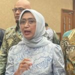 Tiga terdakwa kasus dugaan korupsi dalam proses kerja sama usaha dan akuisisi PT Jembatan Nusantara oleh PT ASDP Indonesia Ferry (Persero) pada tahun 2019–2022, yakni mantan Dirut ASDP Ira Puspadewi (tengah), dan dua mantan direksi ASDP yakni Muhamma (ANTARA/Agatha Olivia Victoria)