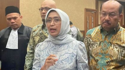 Tiga terdakwa kasus dugaan korupsi dalam proses kerja sama usaha dan akuisisi PT Jembatan Nusantara oleh PT ASDP Indonesia Ferry (Persero) pada tahun 2019–2022, yakni mantan Dirut ASDP Ira Puspadewi (tengah), dan dua mantan direksi ASDP yakni Muhamma (ANTARA/Agatha Olivia Victoria)