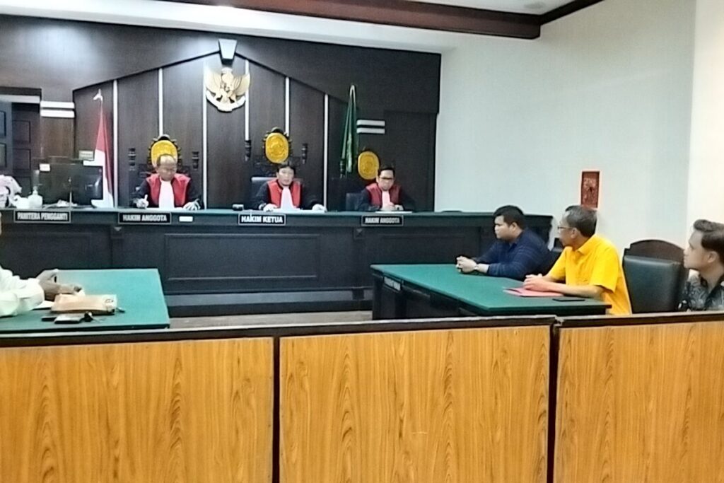 Sidang perdana gugatan dugaan melawan hukum Wakil Bupati Jember Djoko Susanto dan turut tergugat Bupati Jember Muhammad Fawait di Pengadilan Negeri Jember, Rabu (26/11/2025).(KOMPAS.com/Mega Silvia)