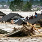 Akses jalan nasional di Aceh Utara terendam banjir setinggi dada orang dewasa, warga menunggu evakuasi dari atap rumah. (YouTube HardCornerTV)