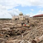 Petugas Kementerian Kehutanan dan Dinas Kehutanan Provinsi Aceh mengambil sampel kayu gelondongan yang terbawa arus luapan Sungai Tamiang, di area pasantren Islam Terpadu Darul Mukhlishin, Desa Tanjung Karang, Aceh Tamiang, Aceh, Jumat (19/12/2025). Kemenhut telah mengirim tim verifikasi dan membentuk tim investigasi gabungan bersama Polri untuk menelusuri asal-usul kayu gelondongan yang ditemukan pascabencana banjir di Sumatera Barat, Sumatera Utara dan Provinsi Aceh. (ANTARA FOTO/Irwansyah Putra)
