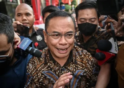 Bupati Pati Sudewo berjalan keluar usai menjalani pemeriksaan di Gedung Merah Putih KPK, Jakarta, Rabu (27/8/2025 (Antara/Lingkar.news)