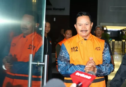 Walikota Madiun, Maidi menggunakan rompi tahanan usai terjaring OTT KPK, Jakarta, Selasa (20/1/2026). (Dery Ridwansah/ JawaPos.com)