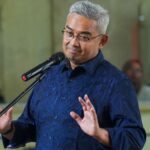 Wali Kota Bandung terpilih, Muhammad Farhan, memberikan keterangan pers seusai menjalani pemeriksaan Kesehatan di kompleks Kementerian Dalam Negeri, Minggu (16/2/2025). Sebanyak 505 kepala daerah di seluruh Indonesia akan mengikuti pembekalan atau retret di Akademi Militer Magelang pada 21-28 Februari 2025.(KOMPAS.com/FREDERIKUS TUTO KE SOROMAKING)