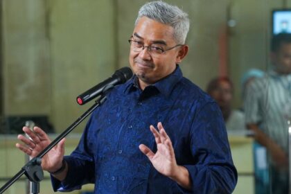 Wali Kota Bandung terpilih, Muhammad Farhan, memberikan keterangan pers seusai menjalani pemeriksaan Kesehatan di kompleks Kementerian Dalam Negeri, Minggu (16/2/2025). Sebanyak 505 kepala daerah di seluruh Indonesia akan mengikuti pembekalan atau retret di Akademi Militer Magelang pada 21-28 Februari 2025.(KOMPAS.com/FREDERIKUS TUTO KE SOROMAKING)