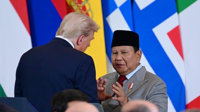 Presiden Prabowo dan Presiden Trump berbincang di International Congress Centre, Sharm El-Sheikh, Mesir, pada Senin, 13 Oktober 2025. Foto: BPMI Setpres/Muchlis Jr
