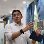 Sekretaris Kabinet (Seskab) Teddy Indra Wijaya di Kompleks Istana, Jakarta, Jumat (27/2/2026). (KOMPAS.com/Rahel Narda)