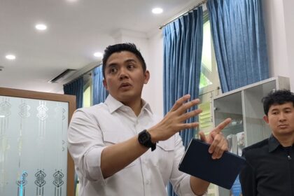 Sekretaris Kabinet (Seskab) Teddy Indra Wijaya di Kompleks Istana, Jakarta, Jumat (27/2/2026). (KOMPAS.com/Rahel Narda)