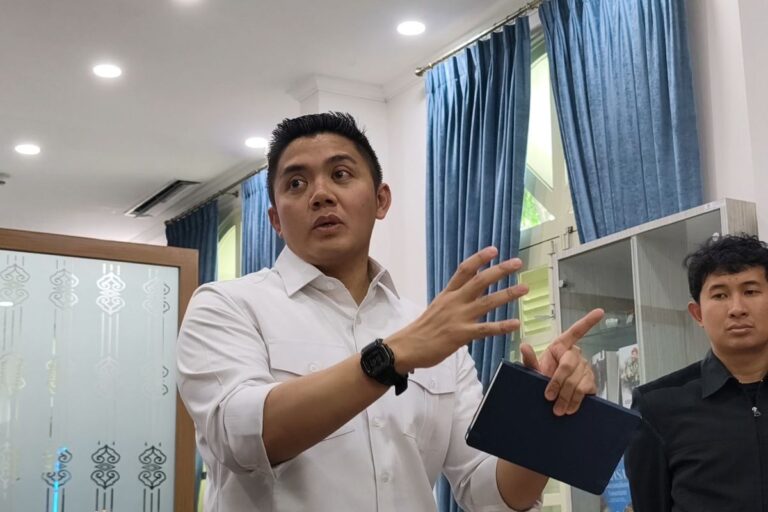 Sekretaris Kabinet (Seskab) Teddy Indra Wijaya di Kompleks Istana, Jakarta, Jumat (27/2/2026). (KOMPAS.com/Rahel Narda)