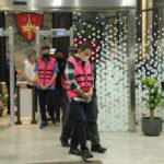 Saat tersangka dalam kasus dugaan manipulasi ekspor minyak mentah (CPO) jadi palm oil mill effluent (POME) pada 2022–2024 digiring masuk ke mobil tahanan Kejagung, Selasa (10/2/2026) malam (Foto: Dok Kakinews.id)