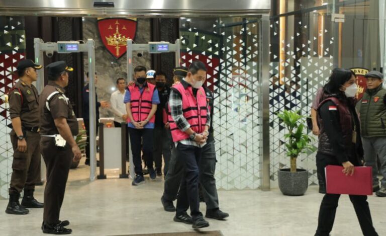 Saat tersangka dalam kasus dugaan manipulasi ekspor minyak mentah (CPO) jadi palm oil mill effluent (POME) pada 2022–2024 digiring masuk ke mobil tahanan Kejagung, Selasa (10/2/2026) malam (Foto: Dok Kakinews.id)