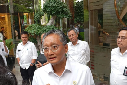 Menteri Pekerjaaan Umum (PU) Dody Hanggodo saat ditemui di Kantor Kementerian PU, Jakarta, Senin (18/11/2025). - BISNIS/Alifian Asmaaysi.