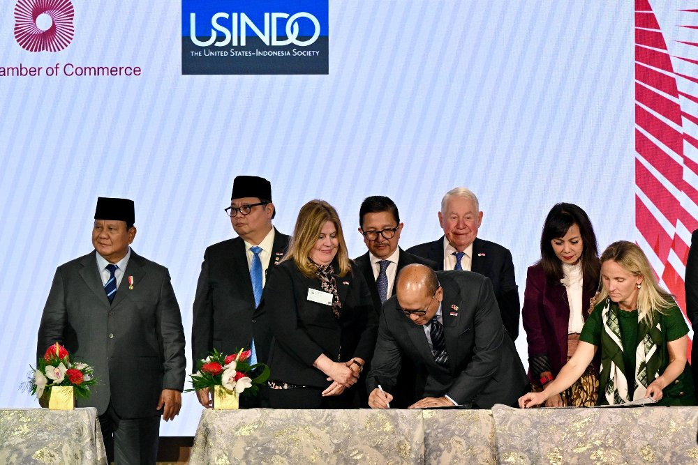 Presiden Republik Indonesia Prabowo Subianto menyaksikan penandatanganan 11 MoU senilai US$38,3 miliar atau Rp650,07 triliun antara pelaku usaha RI-AS dalam sesi roundtable Business Summit yang diselenggarakan oleh US-ABC di Gedung U.S. Chamber of Commerce, Washington, DC, pada Rabu (18/2/2026). Foto: BPMI Sekretariat Presiden