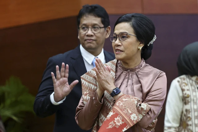 Menteri Keuangan Indonesia yang baru dilantik Purbaya Yudhi Sadewa dan Menteri Keuangan yang akan keluar Sri Mulyani Indrawati menyapa saat mereka tiba untuk upacara serah terima di Kementerian Keuangan di Jakarta, Selasa (9/9/2025). Foto: Willy Kurniawan/REUTERS