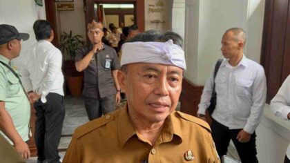 Sekda Jawa Barat, Herman Suryatman saat menyampaikan mengenai proses evaluasi terhadap 29 Izin Usaha Pertambangan. Foto: Reza Deny/HR.