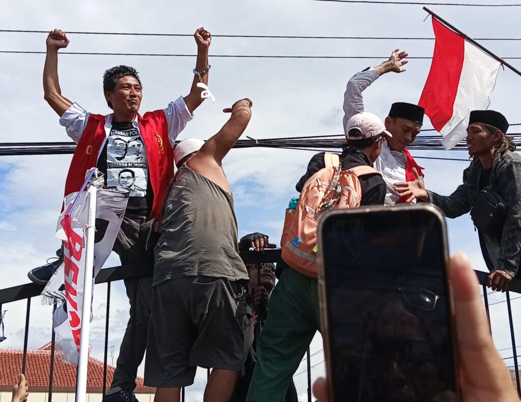 Supriyono alias Botok dan Teguh Istiyanto, saat menemui massa di luar Kantor PN Pati.. Foto: Lintasmuria.com