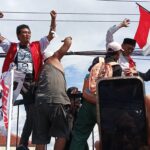 Supriyono alias Botok dan Teguh Istiyanto, saat menemui massa di luar Kantor PN Pati.. Foto: Lintasmuria.com