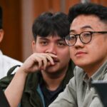 Terdakwa kasus dugaan penghasutan Delpedro Marhein (kanan) bersama Muzaffar Salim (tengah) dan Syahdan Husein (kiri) mengikuti sidang lanjutan di Pengadilan Negeri Jakarta Pusat, Rabu (18/2/2026). Sidang kasus dugaan penghasutan terkait gelombang demonstrasi yang berujung ricuh pada Agustus 2025 beragendakan mendengarkan keterangan saksi ahli dari Guru Besar Psikologi Universitas Indonesia (UI) Hamdi Muluk dan Guru Besar Hukum Pidana UKI Mompang L. Panggabean. ANTARA FOTO/Fakhri Hermansyah