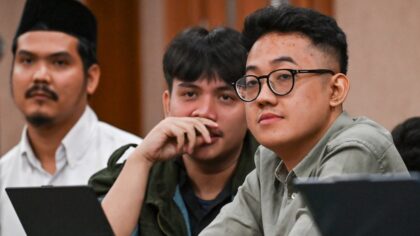 Terdakwa kasus dugaan penghasutan Delpedro Marhein (kanan) bersama Muzaffar Salim (tengah) dan Syahdan Husein (kiri) mengikuti sidang lanjutan di Pengadilan Negeri Jakarta Pusat, Rabu (18/2/2026). Sidang kasus dugaan penghasutan terkait gelombang demonstrasi yang berujung ricuh pada Agustus 2025 beragendakan mendengarkan keterangan saksi ahli dari Guru Besar Psikologi Universitas Indonesia (UI) Hamdi Muluk dan Guru Besar Hukum Pidana UKI Mompang L. Panggabean. ANTARA FOTO/Fakhri Hermansyah