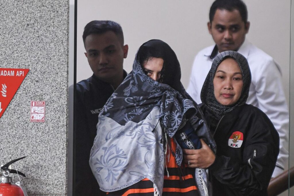 Bupati Pekalongan Fadia Arafiq (tengah) berjalan usai menjalani pemeriksaan di gedung KPK Merah Putih, Jakarta, Rabu (4/3/2026). KPK resmi menahan Fadia Arafiq usai terjaring Operasi Tangkap Tangan (OTT) dengan dugaan tindak pidana korupsi pengadaan barang dan jasa (PBJ) outsourcing di lingkungan Pemkab Pekalongan. ANTARA FOTO/Muhammad Adimaja/bar(MUHAMMAD ADIMAJA)