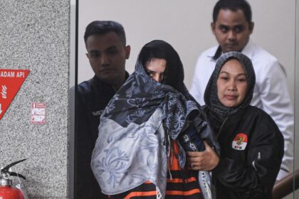 Bupati Pekalongan Fadia Arafiq (tengah) berjalan usai menjalani pemeriksaan di gedung KPK Merah Putih, Jakarta, Rabu (4/3/2026). KPK resmi menahan Fadia Arafiq usai terjaring Operasi Tangkap Tangan (OTT) dengan dugaan tindak pidana korupsi pengadaan barang dan jasa (PBJ) outsourcing di lingkungan Pemkab Pekalongan. ANTARA FOTO/Muhammad Adimaja/bar(MUHAMMAD ADIMAJA)