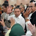 Gubernur Riau Berhalangan Sementara Abdul Wahid Melambaikan menyapa Masyarakat riau saat sidang perdana di Pengadilan Negeri Pekanbaru. headlinesia.com