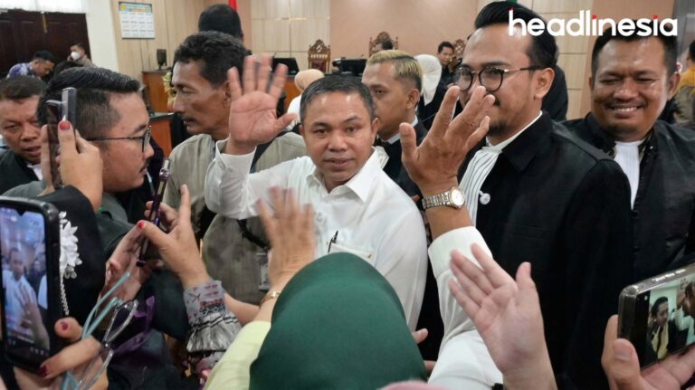 Gubernur Riau Berhalangan Sementara Abdul Wahid Melambaikan menyapa Masyarakat riau saat sidang perdana di Pengadilan Negeri Pekanbaru. headlinesia.com