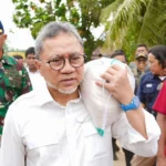 Menteri Koordinator Bidang Pangan Zulkifli Hasan mengaku tidak mempermasalahkan dirinya dihujat karena memanggul beras di lokasi bencana. Foto: Dok Kemenko Pangan