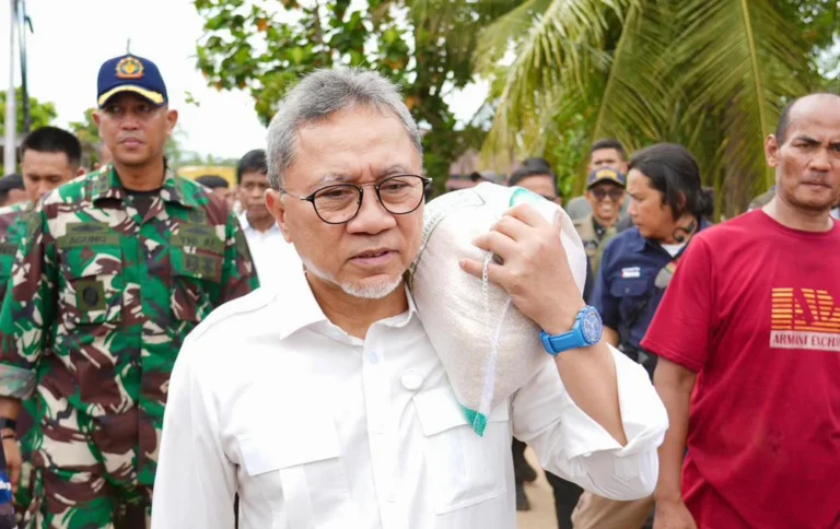Menteri Koordinator Bidang Pangan Zulkifli Hasan mengaku tidak mempermasalahkan dirinya dihujat karena memanggul beras di lokasi bencana. Foto: Dok Kemenko Pangan