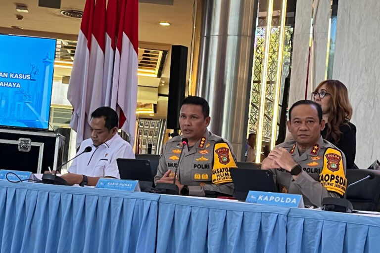 (Kiri-kanan) Dirkrimum Polda Metro Jaya, Kombes Iman Imanuddin dan Kabid Humas Polda Metro Jaya, Kombes Budi Hermanto saat rilis penyiraman air keras ke Aktivis Kontras, Andrie Yunus di Jakarta, Senin (16/3/2026)/Bisnis-Anshary Madya Sukma