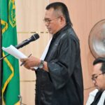 Akhirza, SH,. MH,. Saat membacakan Perlawanan terhadap Dakwaan Jaksa Penuntut Umum Untuk Abdul Wahid. foto: Headlinesia.com