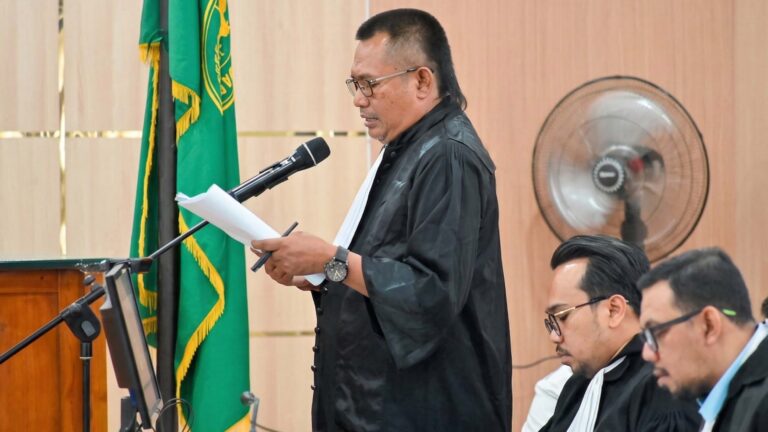 Akhirza, SH,. MH,. Saat membacakan Perlawanan terhadap Dakwaan Jaksa Penuntut Umum Untuk Abdul Wahid. foto: Headlinesia.com