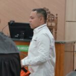 Gubernur Non Aktif Abdul Wahid memasuki ruang sidang bersama Pengacara. Foto: Headlinesia