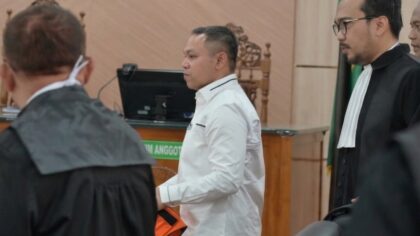 Gubernur Non Aktif Abdul Wahid memasuki ruang sidang bersama Pengacara. Foto: Headlinesia
