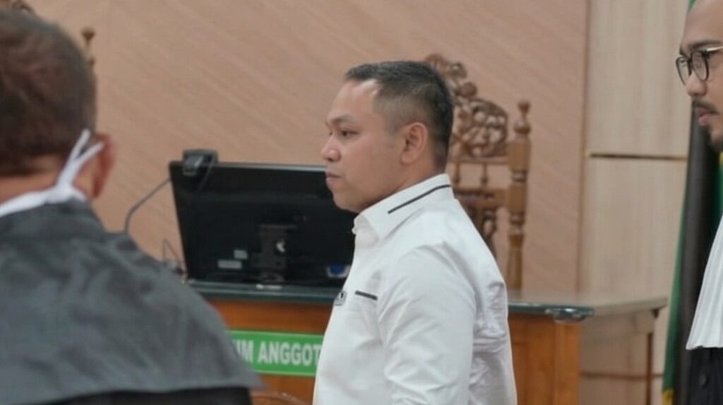 Gubernur Non Aktif Abdul Wahid memasuki ruang sidang bersama Pengacara. Foto: Headlinesia
