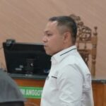 Gubernur Non Aktif Abdul Wahid memasuki ruang sidang bersama Pengacara. Foto: Headlinesia