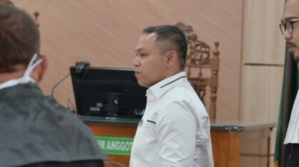 Gubernur Non Aktif Abdul Wahid memasuki ruang sidang bersama Pengacara. Foto: Headlinesia