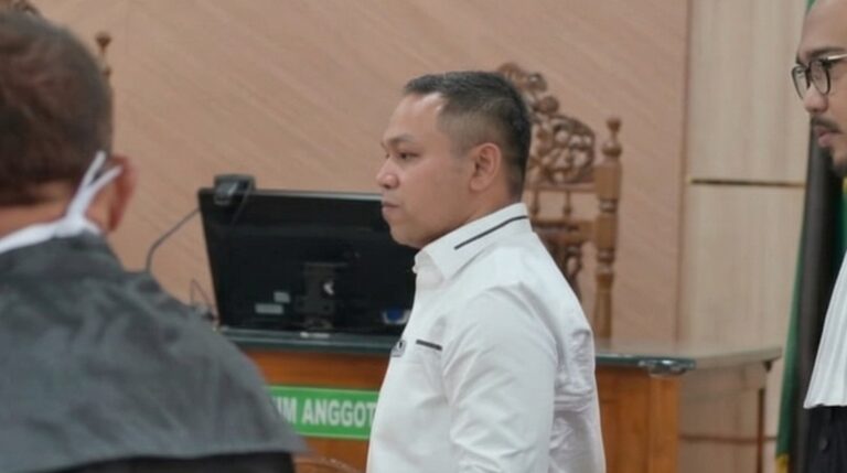 Gubernur Non Aktif Abdul Wahid memasuki ruang sidang bersama Pengacara. Foto: Headlinesia