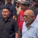 Anto Rachman Berjalan menuju Ruang sdang Gubernur non Aktif Abdul Wahid bersama Kader Pemuda Pancasila. headlinesia.com