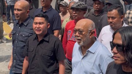 Anto Rachman Berjalan menuju Ruang sdang Gubernur non Aktif Abdul Wahid bersama Kader Pemuda Pancasila. headlinesia.com