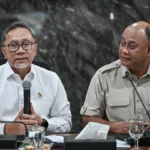 Menko Bidang Pangan Zulkifli Hasan (kiri) dan Kepala Badan Gizi Nasional Dadan Hindayana (kanan) mengikuti rapat koordinasi terbatas terkait pelaksanaan program Makan Bergizi Gratis (MBG) di Kantor Kementerian Koordinator Bidang Pangan, Jakarta, Kamis (2/4/2026). (Foto: Antara/Fauzan)