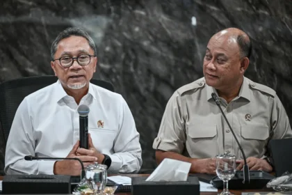 Menko Bidang Pangan Zulkifli Hasan (kiri) dan Kepala Badan Gizi Nasional Dadan Hindayana (kanan) mengikuti rapat koordinasi terbatas terkait pelaksanaan program Makan Bergizi Gratis (MBG) di Kantor Kementerian Koordinator Bidang Pangan, Jakarta, Kamis (2/4/2026). (Foto: Antara/Fauzan)