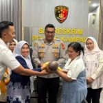 Polres Kampar menyerahkan bay perempuan yang dibuang oleh sepasang kekasih dari hubungan gelap di Kabupaten Kampar. Foto. Dok. Polres Kampar